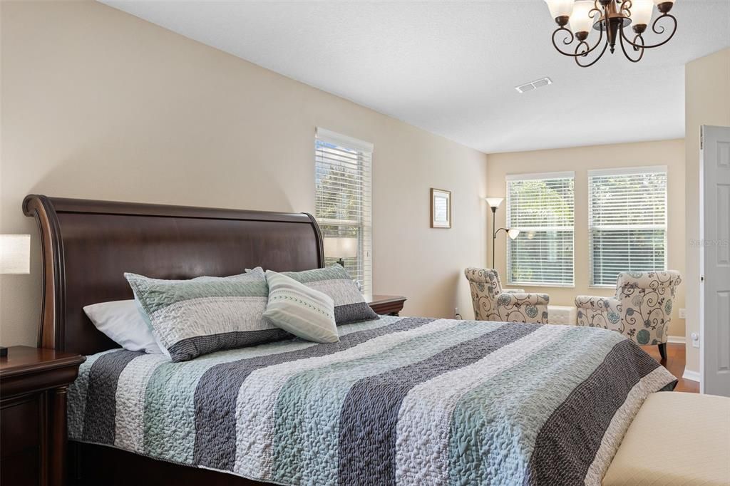 合同活跃: $605,000 (5 贝兹, 3 浴室, 3614 平方英尺)