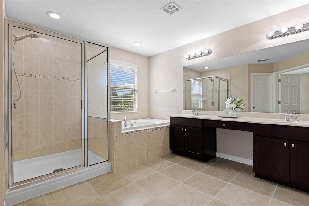 合同活跃: $605,000 (5 贝兹, 3 浴室, 3614 平方英尺)