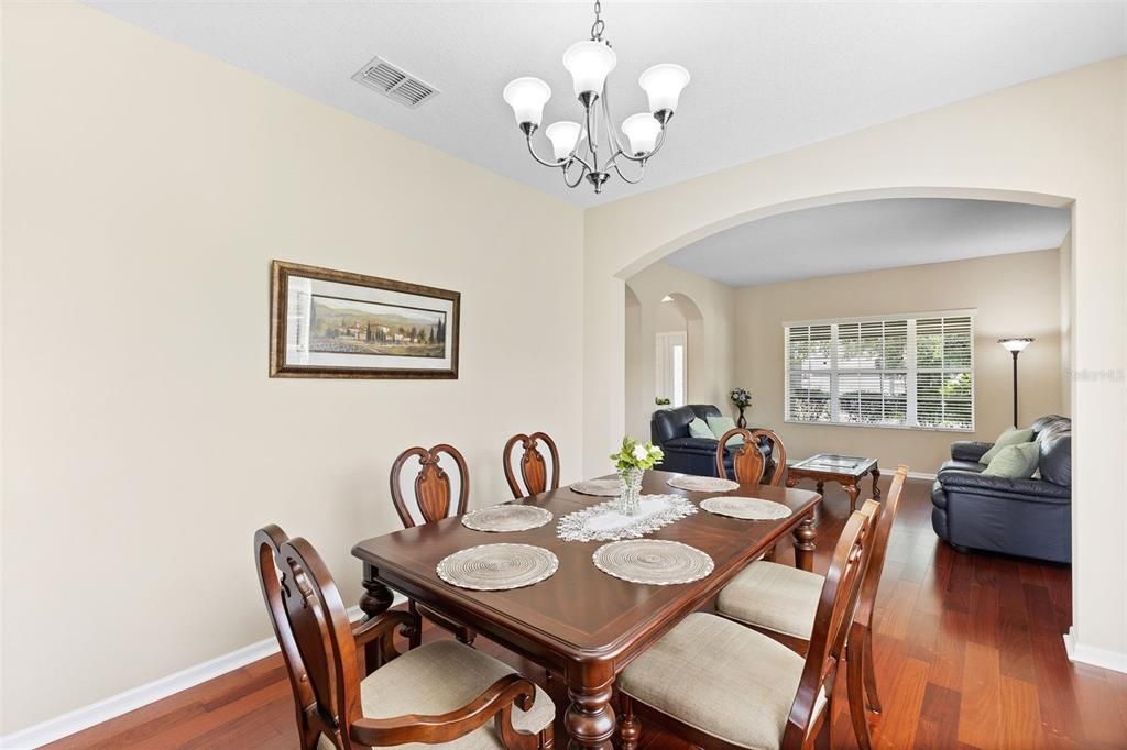 合同活跃: $605,000 (5 贝兹, 3 浴室, 3614 平方英尺)