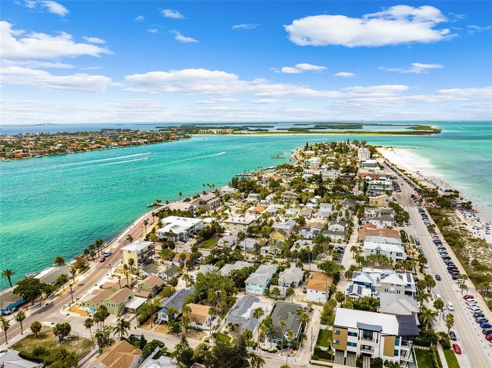 На продажу: $999,000 (0.11 acres)