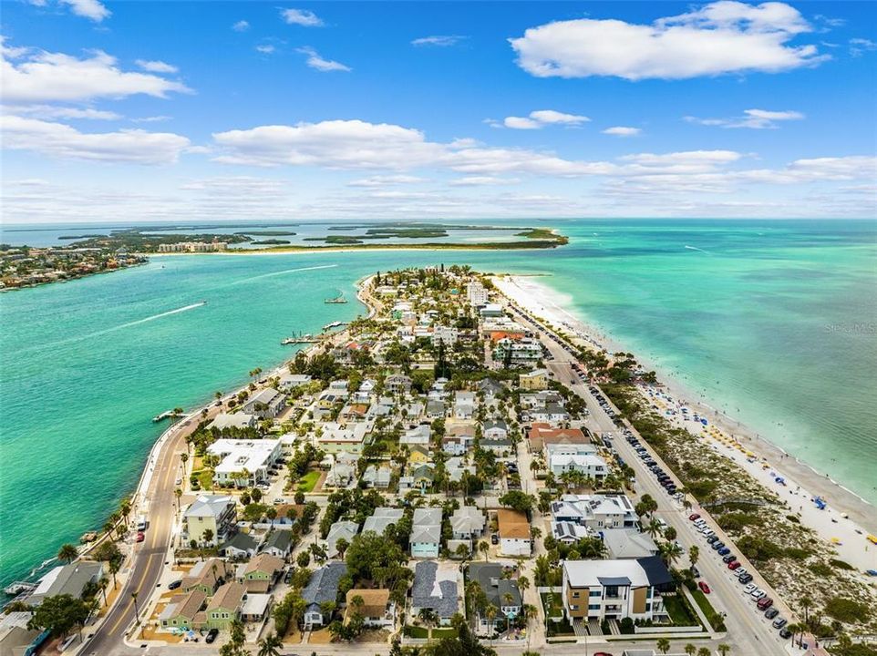 На продажу: $999,000 (0.11 acres)