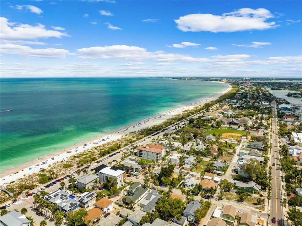 На продажу: $999,000 (0.11 acres)