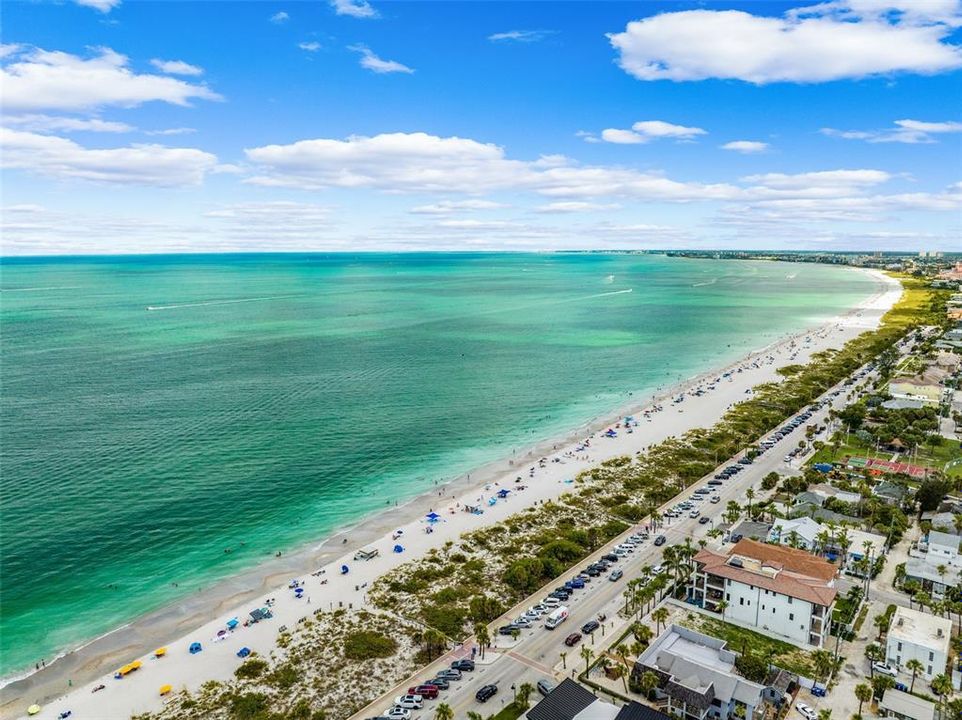 На продажу: $999,000 (0.11 acres)