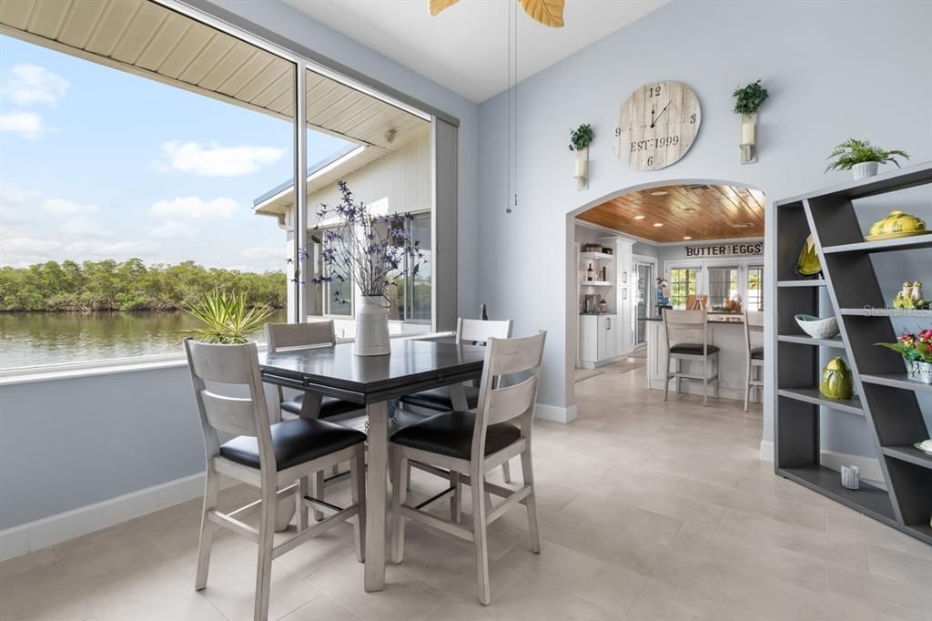 合同活跃: $799,000 (3 贝兹, 3 浴室, 2496 平方英尺)