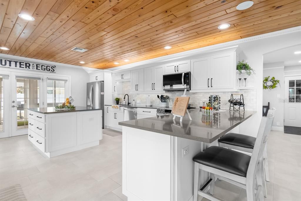 合同活跃: $799,000 (3 贝兹, 3 浴室, 2496 平方英尺)