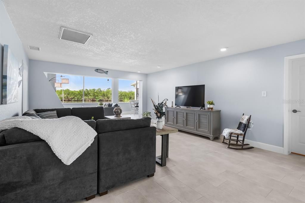 合同活跃: $799,000 (3 贝兹, 3 浴室, 2496 平方英尺)