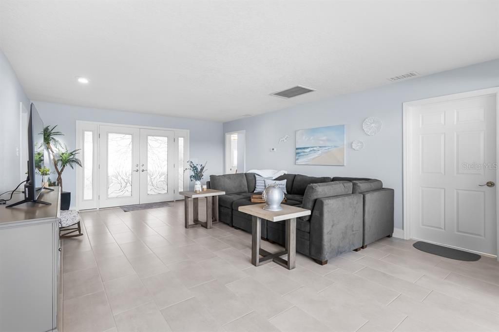 合同活跃: $799,000 (3 贝兹, 3 浴室, 2496 平方英尺)