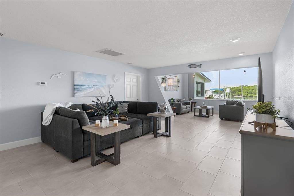 合同活跃: $799,000 (3 贝兹, 3 浴室, 2496 平方英尺)