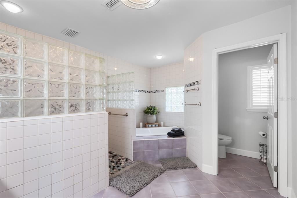 合同活跃: $799,000 (3 贝兹, 3 浴室, 2496 平方英尺)