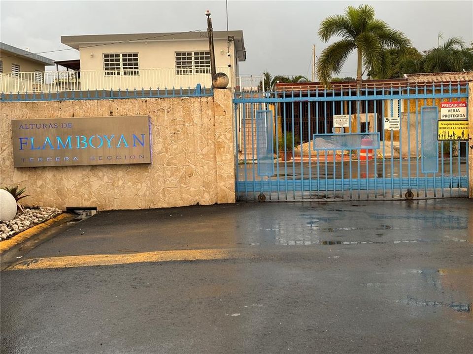 Под контрактом: $155,000 (3 спален, 2 ванн, 980 Квадратных фут)