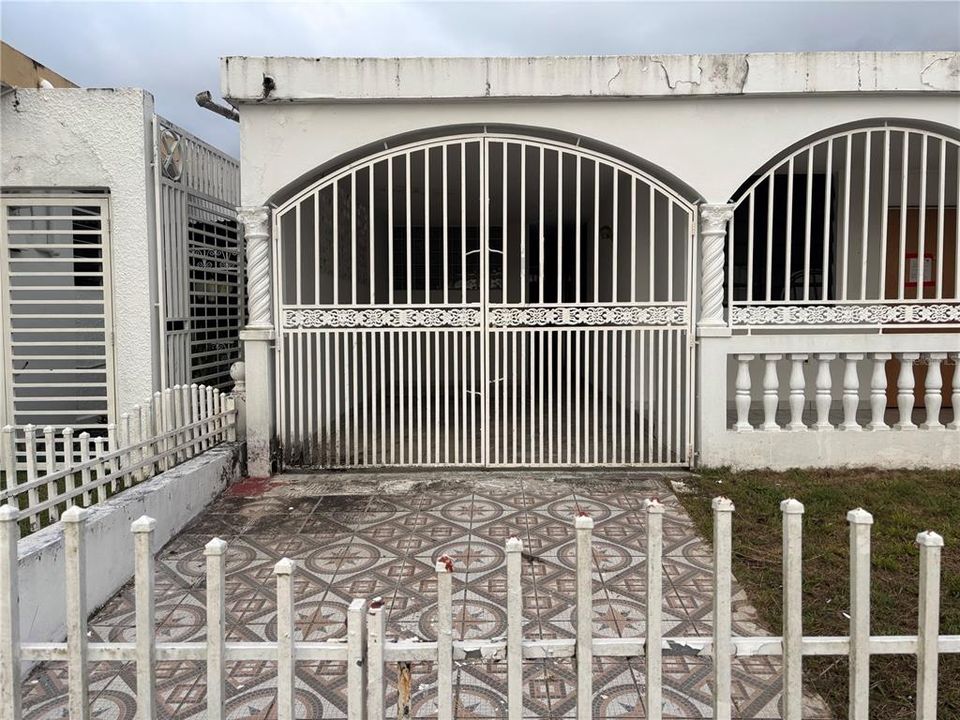 Под контрактом: $155,000 (3 спален, 2 ванн, 980 Квадратных фут)