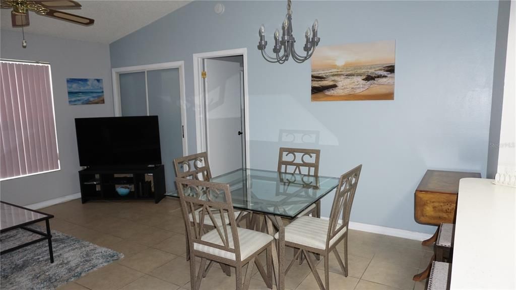 Под контрактом: $1,600 (2 спален, 2 ванн, 908 Квадратных фут)