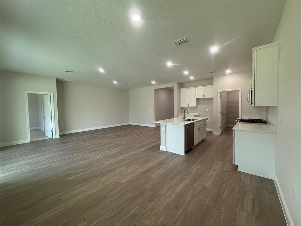 出租: $3,200 (5 贝兹, 3 浴室, 2289 平方英尺)