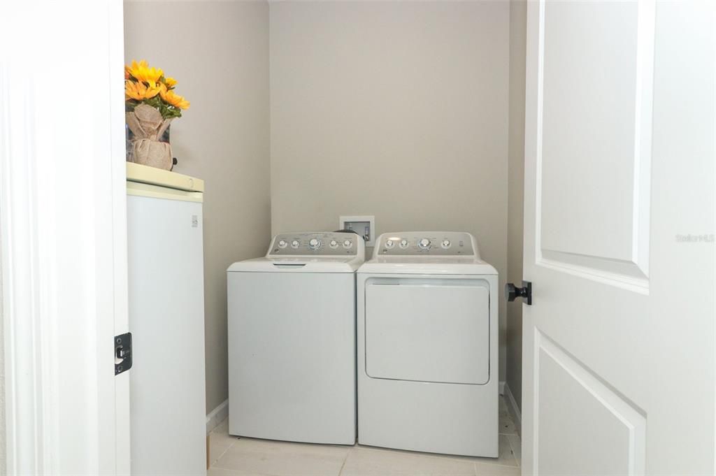 For Sale: $348,000 (4 beds, 3 baths, 2075 Square Feet)