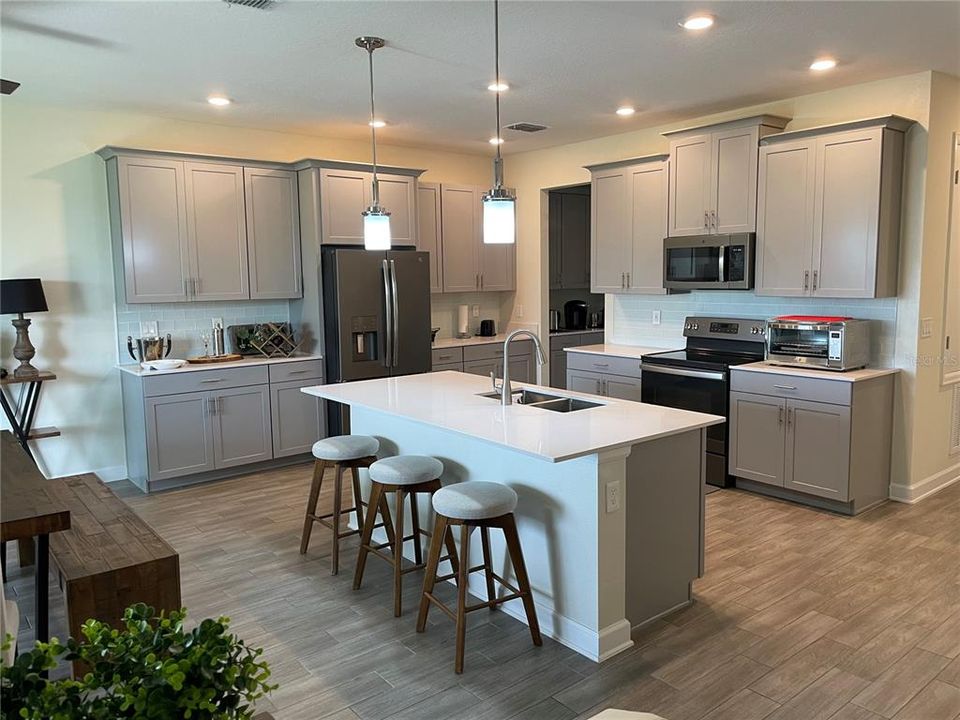 Под контрактом: $3,299 (4 спален, 2 ванн, 2949 Квадратных фут)