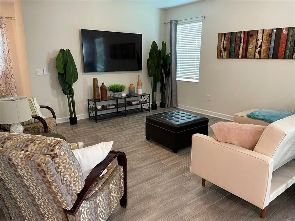 Под контрактом: $3,299 (4 спален, 2 ванн, 2949 Квадратных фут)