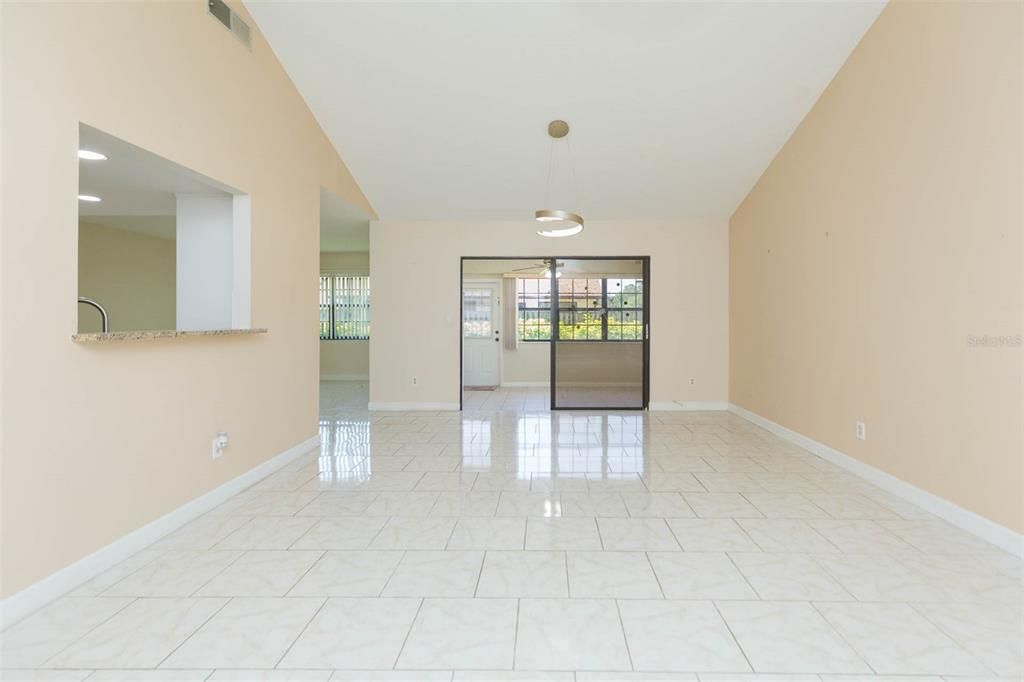 Под контрактом: $329,000 (2 спален, 2 ванн, 1314 Квадратных фут)