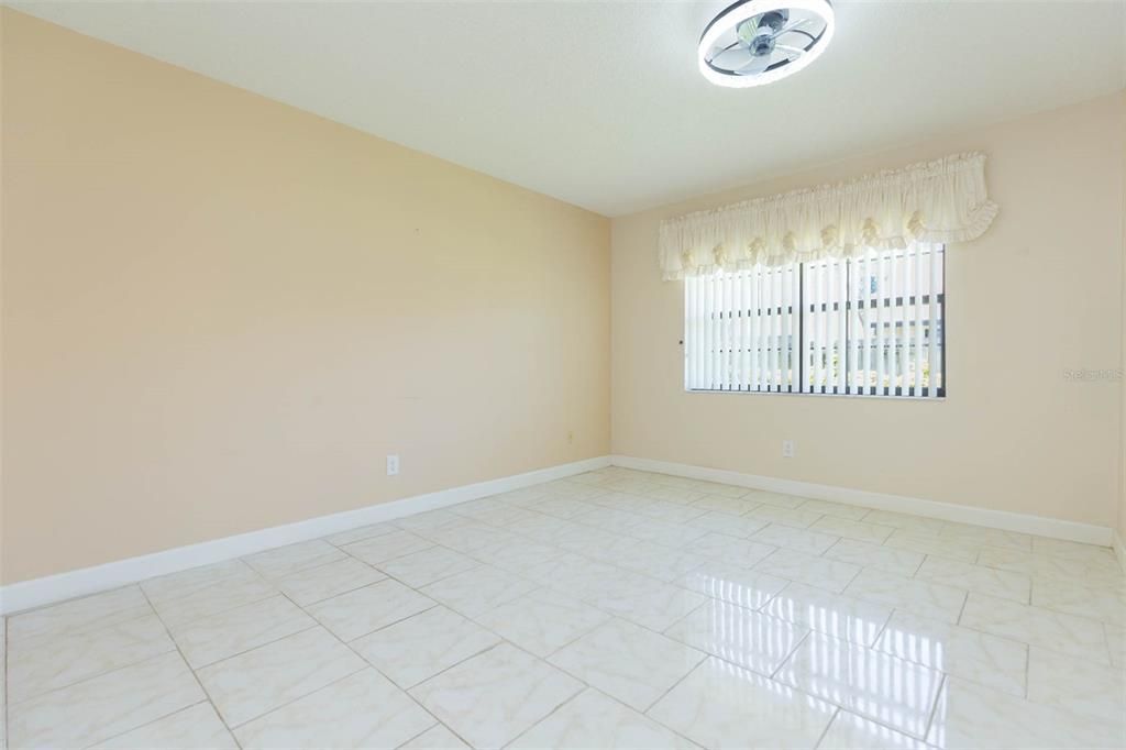 Под контрактом: $329,000 (2 спален, 2 ванн, 1314 Квадратных фут)