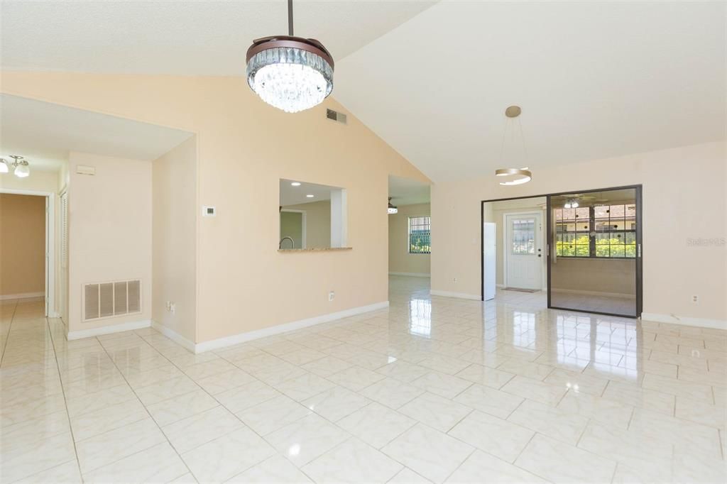 Под контрактом: $329,000 (2 спален, 2 ванн, 1314 Квадратных фут)