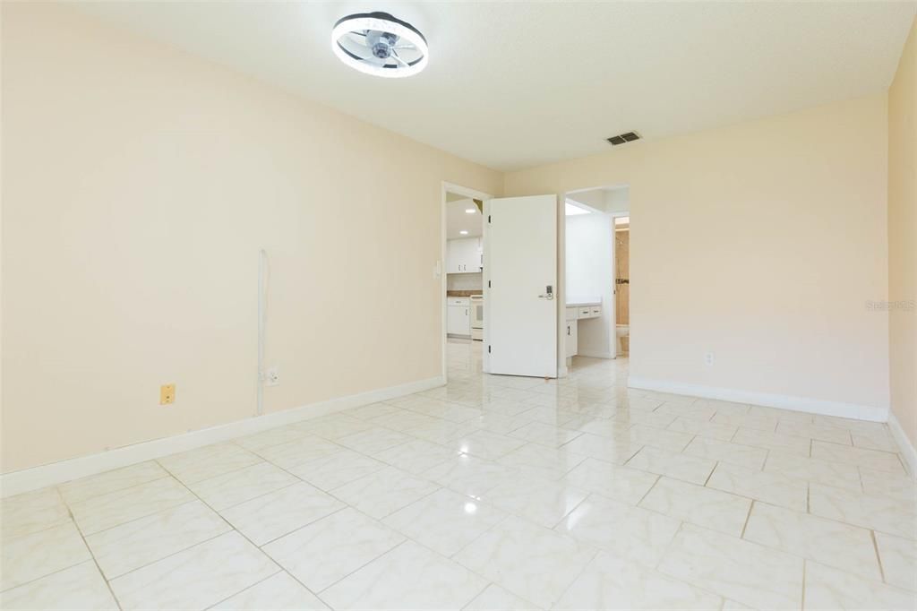 Под контрактом: $329,000 (2 спален, 2 ванн, 1314 Квадратных фут)