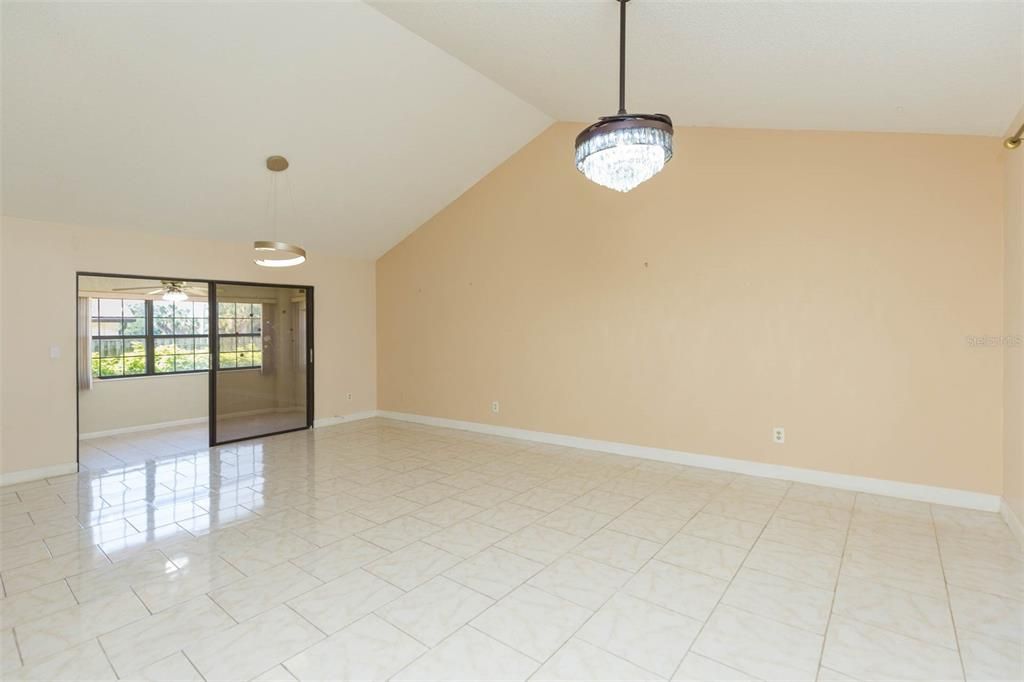 Под контрактом: $329,000 (2 спален, 2 ванн, 1314 Квадратных фут)