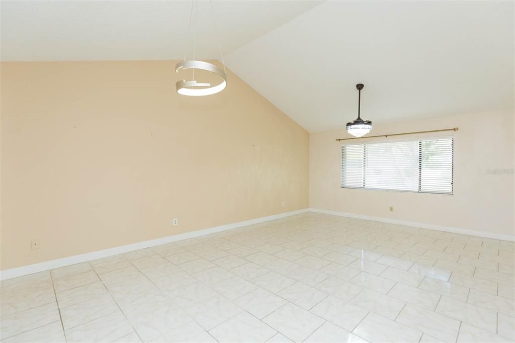 Под контрактом: $329,000 (2 спален, 2 ванн, 1314 Квадратных фут)