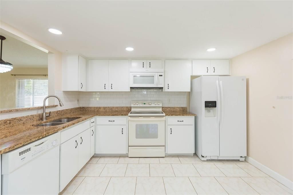 Под контрактом: $329,000 (2 спален, 2 ванн, 1314 Квадратных фут)