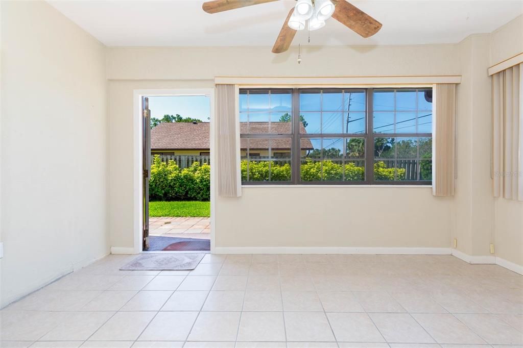 Под контрактом: $329,000 (2 спален, 2 ванн, 1314 Квадратных фут)