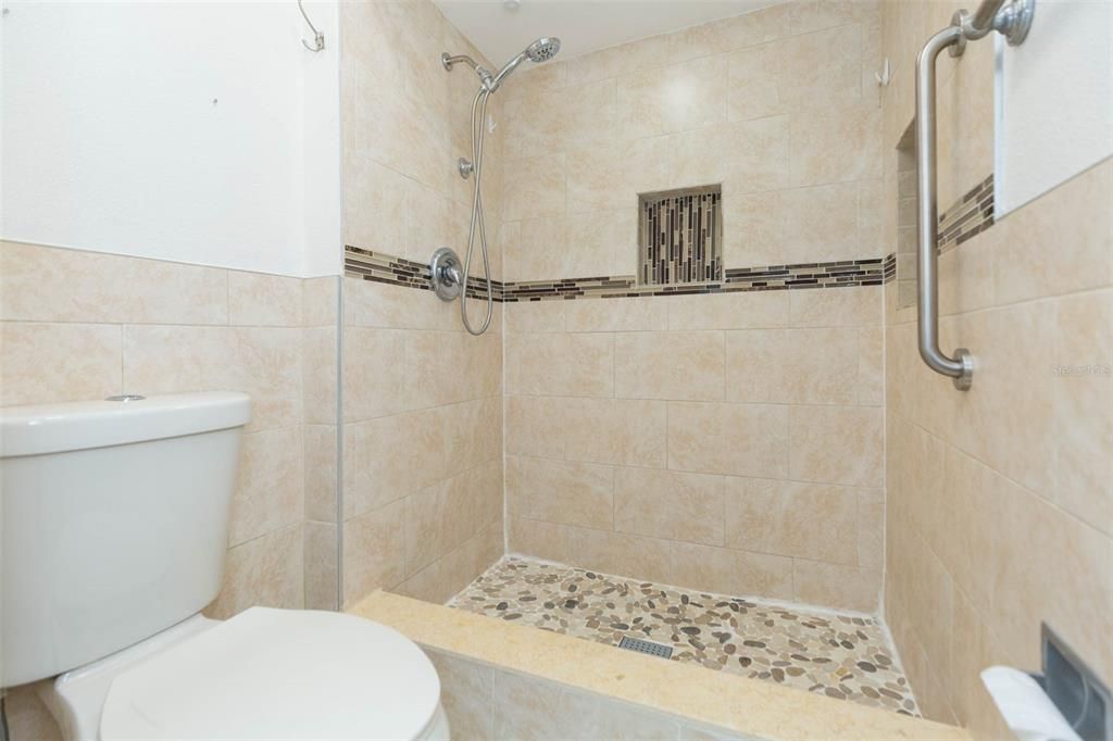 Под контрактом: $329,000 (2 спален, 2 ванн, 1314 Квадратных фут)