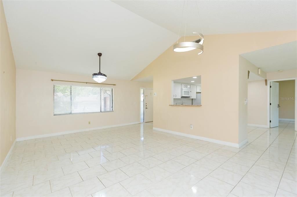 Под контрактом: $329,000 (2 спален, 2 ванн, 1314 Квадратных фут)