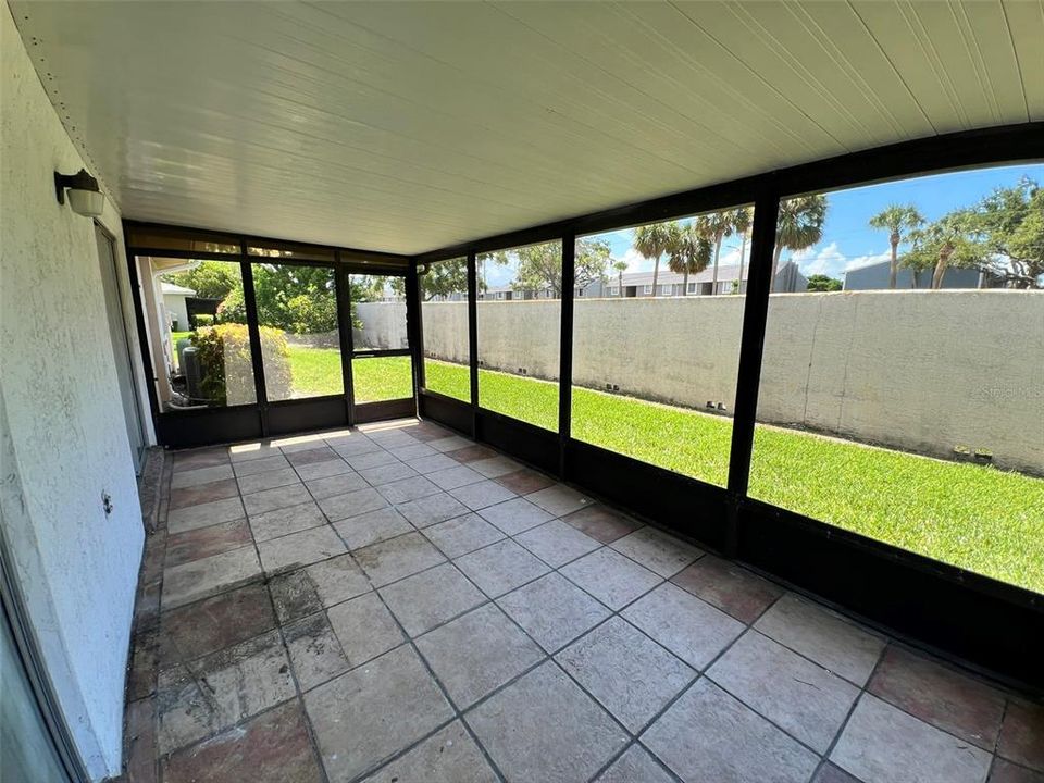 合同活跃: $188,000 (2 贝兹, 2 浴室, 1180 平方英尺)