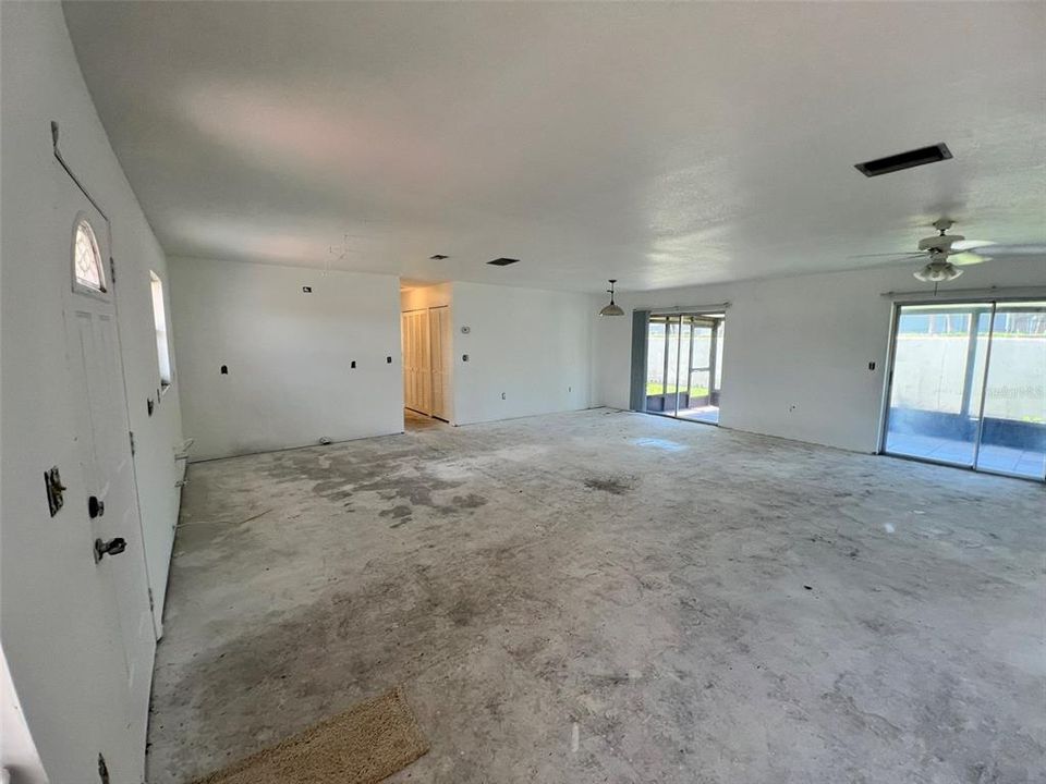 合同活跃: $188,000 (2 贝兹, 2 浴室, 1180 平方英尺)