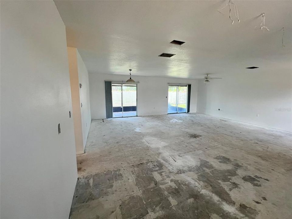 合同活跃: $188,000 (2 贝兹, 2 浴室, 1180 平方英尺)