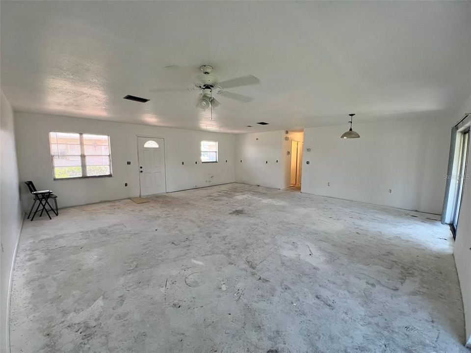 合同活跃: $188,000 (2 贝兹, 2 浴室, 1180 平方英尺)