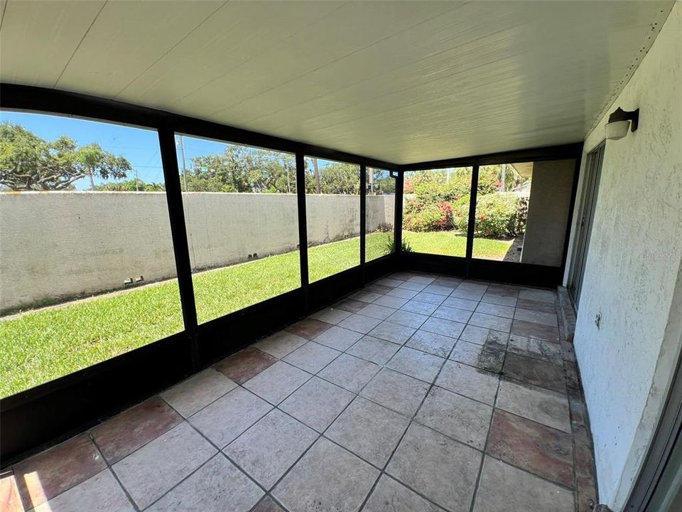 合同活跃: $188,000 (2 贝兹, 2 浴室, 1180 平方英尺)