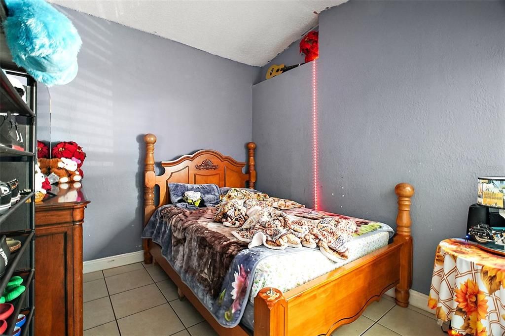 Active With Contract: $262,900 (3 beds, 2 baths, 1283 Square Feet)