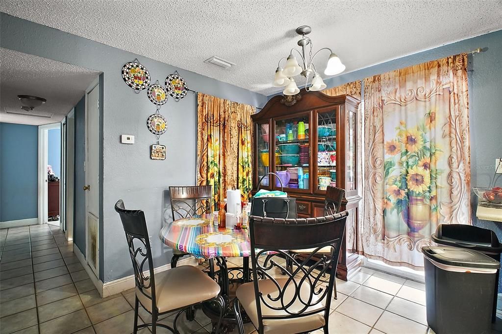 Active With Contract: $262,900 (3 beds, 2 baths, 1283 Square Feet)