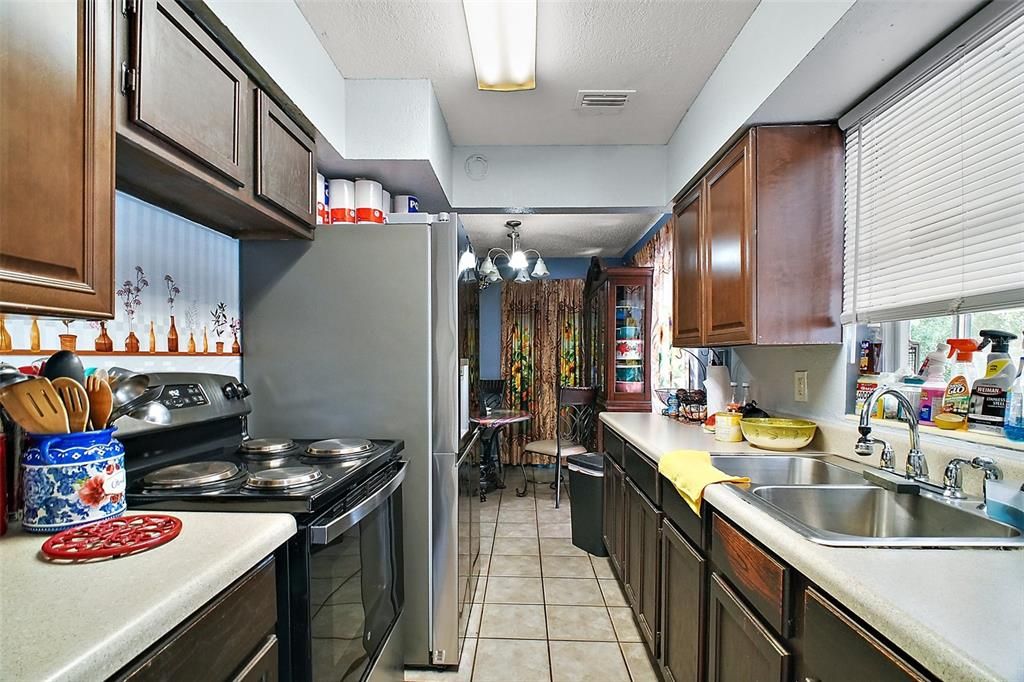 Active With Contract: $262,900 (3 beds, 2 baths, 1283 Square Feet)