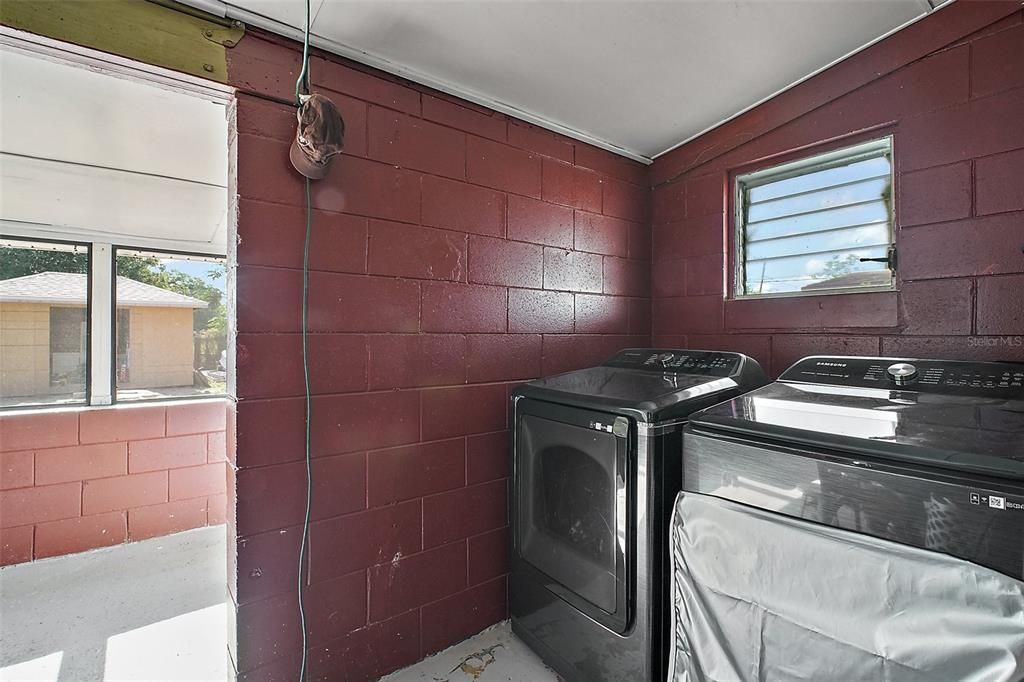 Active With Contract: $262,900 (3 beds, 2 baths, 1283 Square Feet)