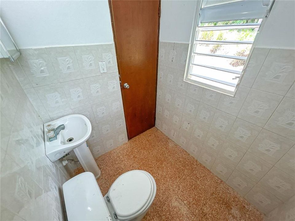 На продажу: $229,995 (3 спален, 1 ванн, 859 Квадратных фут)