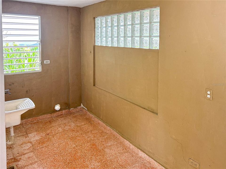 На продажу: $229,995 (3 спален, 1 ванн, 859 Квадратных фут)