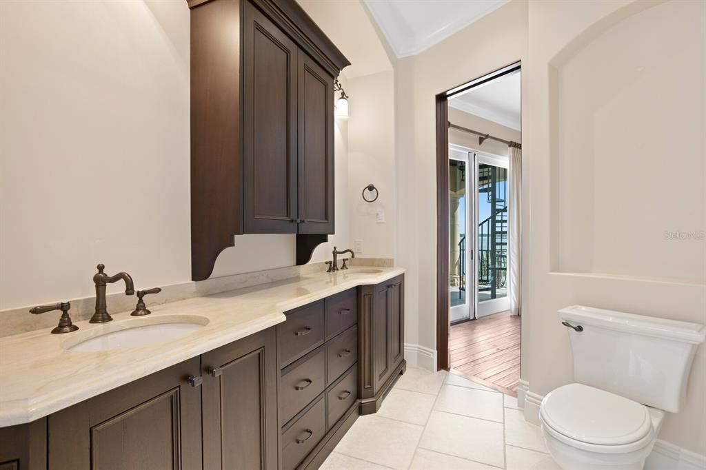 На продажу: $9,800,000 (5 спален, 4 ванн, 7825 Квадратных фут)