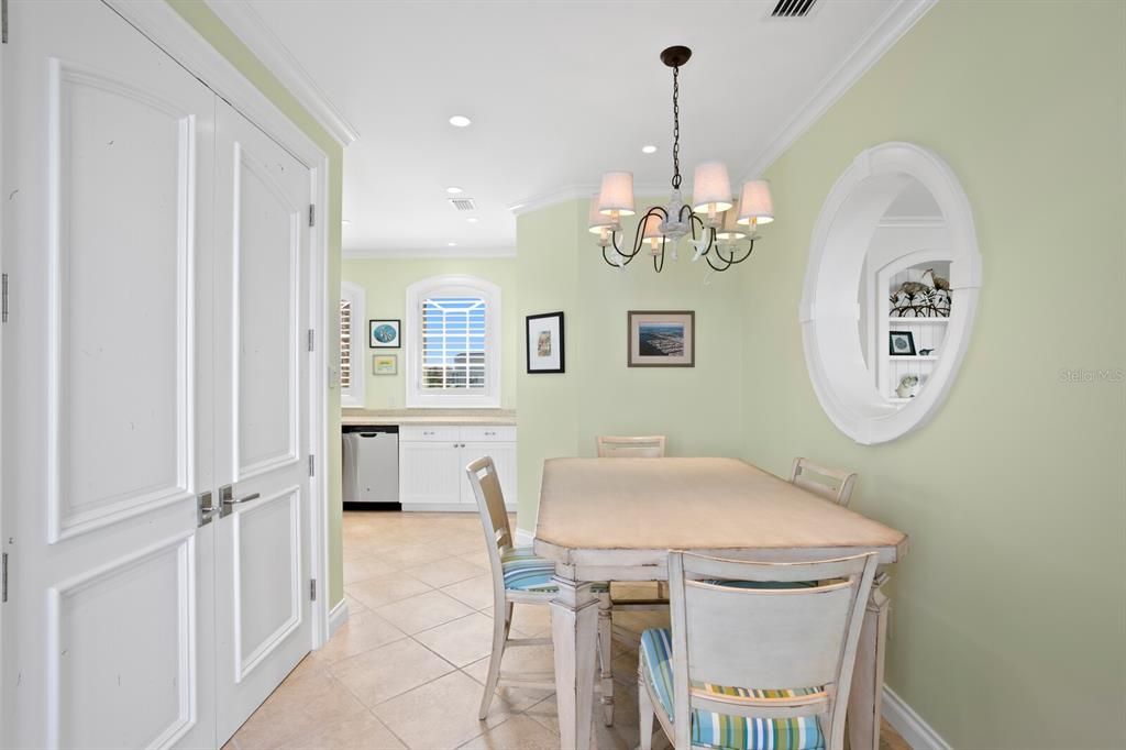 На продажу: $9,800,000 (5 спален, 4 ванн, 7825 Квадратных фут)