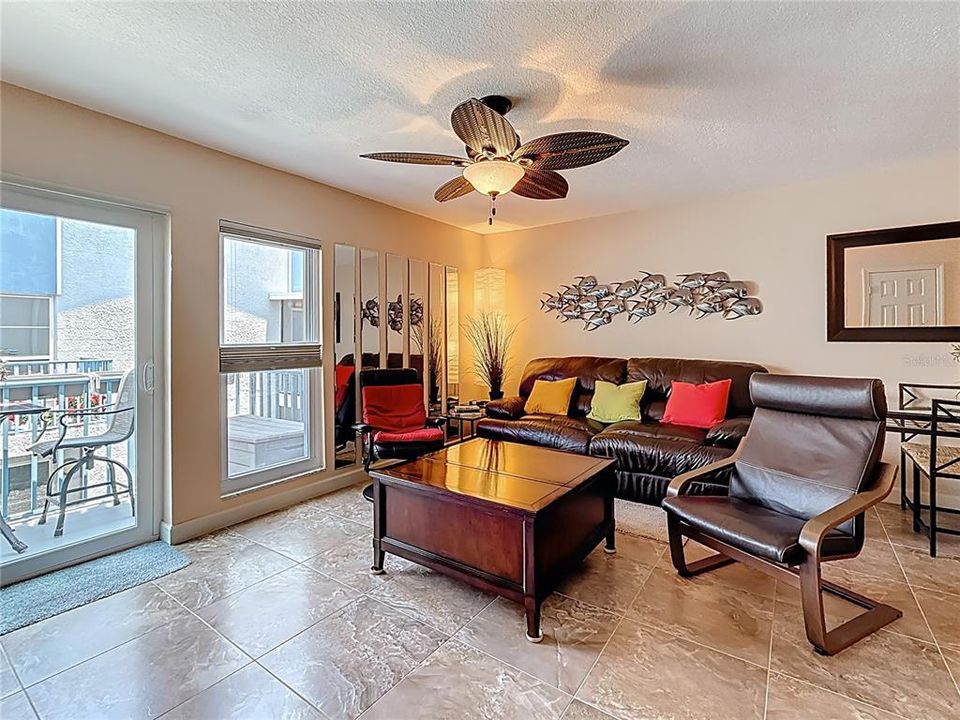 待售: $497,000 (2 贝兹, 1 浴室, 903 平方英尺)