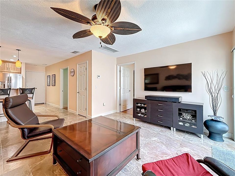 待售: $497,000 (2 贝兹, 1 浴室, 903 平方英尺)