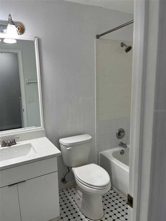 Active With Contract: $1,900 (2 beds, 2 baths, 1159 Square Feet)