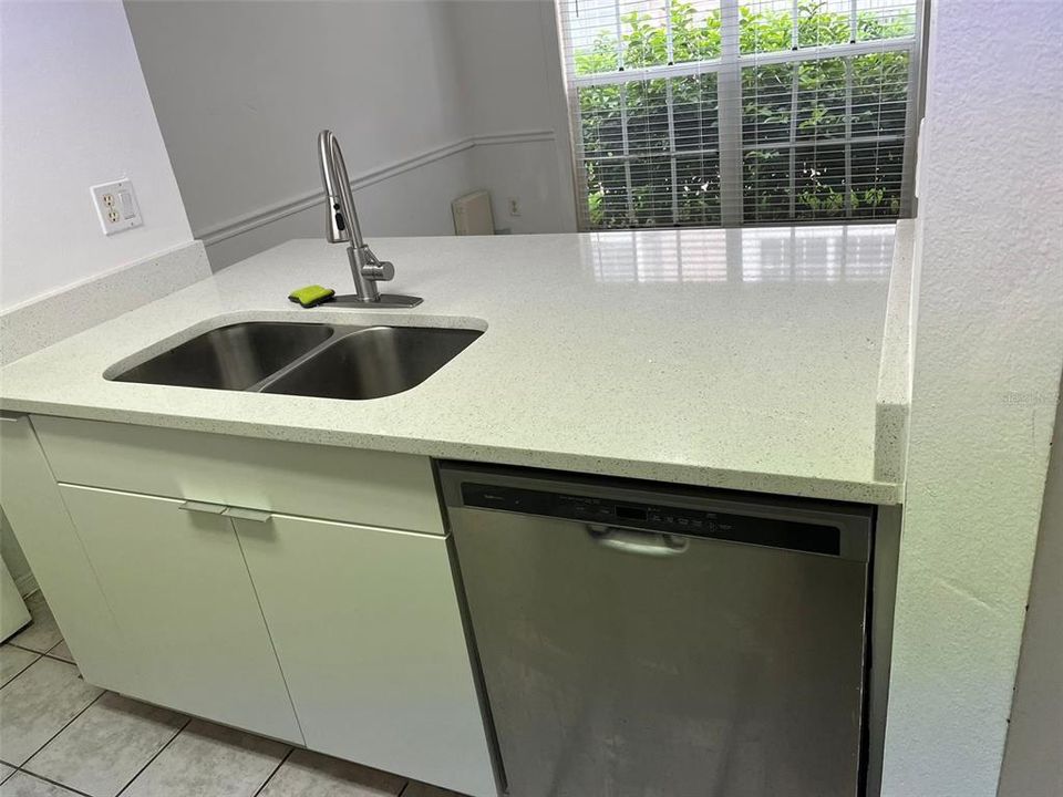 Active With Contract: $1,900 (2 beds, 2 baths, 1159 Square Feet)