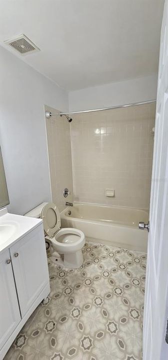 Active With Contract: $1,900 (2 beds, 2 baths, 1159 Square Feet)