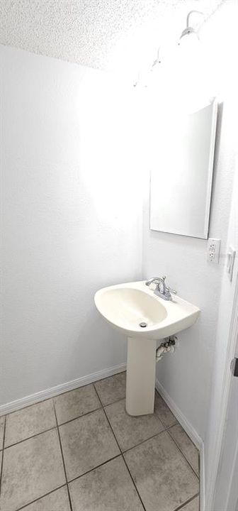 Active With Contract: $1,900 (2 beds, 2 baths, 1159 Square Feet)