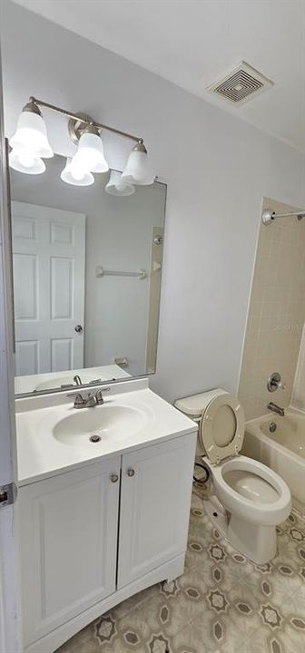 Active With Contract: $1,900 (2 beds, 2 baths, 1159 Square Feet)